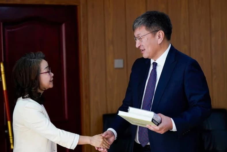 蒙古国人民党总书记杨·曹都巴特尔会见中国驻蒙古国大使沈敏娟
