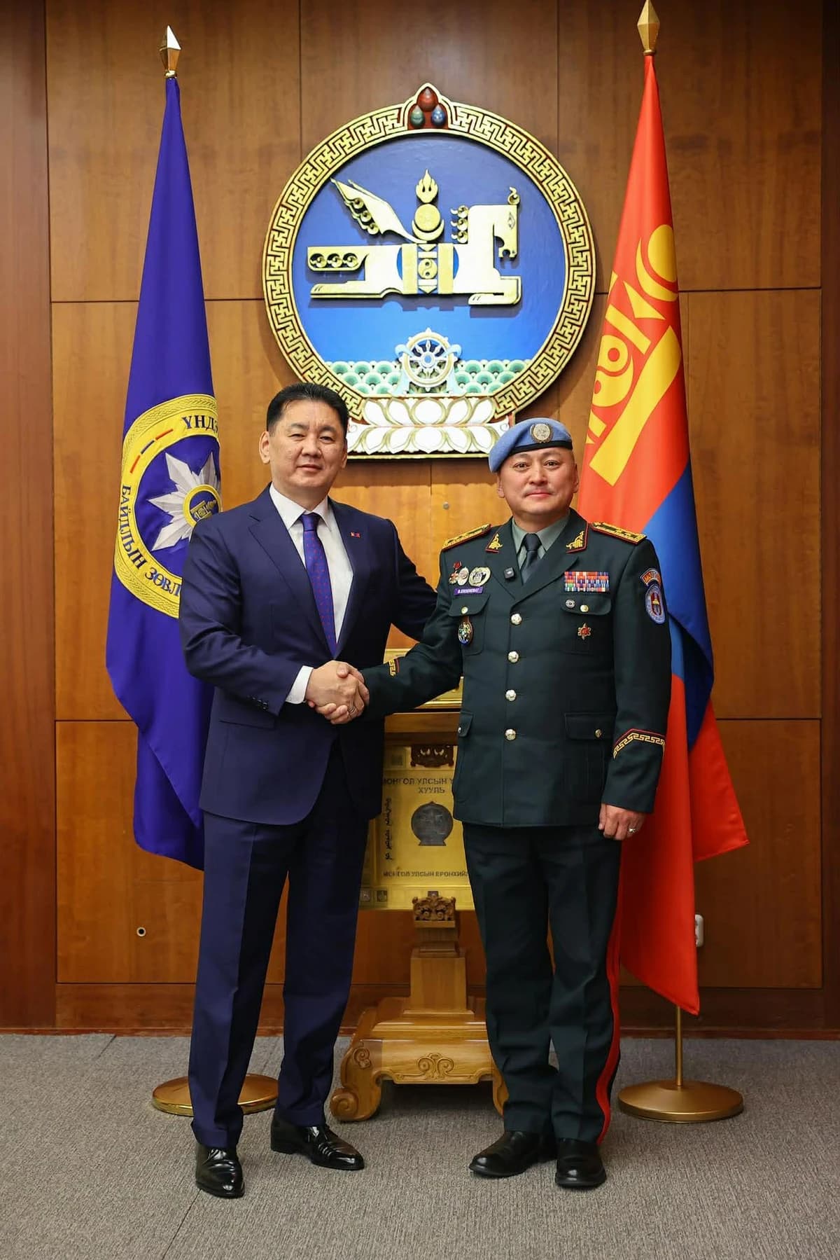 蒙古国总统会见首位担任联合国部队司令的蒙古国将军