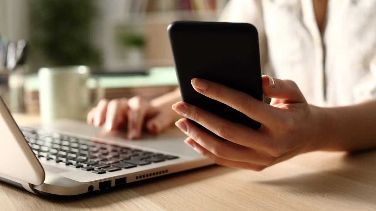 Компьютер, гар утасны үнэ өнгөрсөн оныхоос $100-300-аар өснө