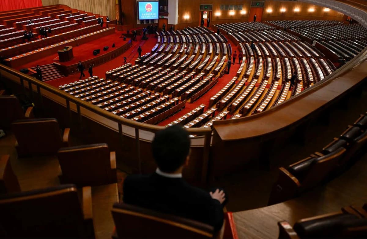 КОММУНИЗМЫН ДАРААХ ХЯТАД: Үндсэн хуулийн шинэчлэлийн замын зураг