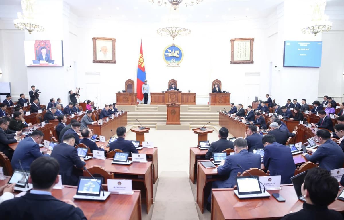 Жирийн хулгайчийг хууль шүүдэг, улс төрийн хулгайч хуулийг баталдаг!